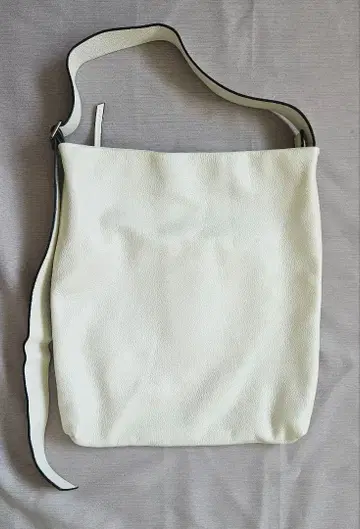 화이트 합성 피혁 토트백 14인치 PC 수납 가능