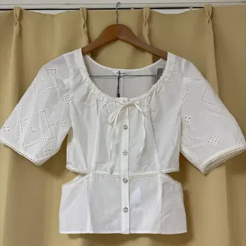 MOUSSY 자수 포함 화이트 블라우스 사이즈 2 새상품 택 포함