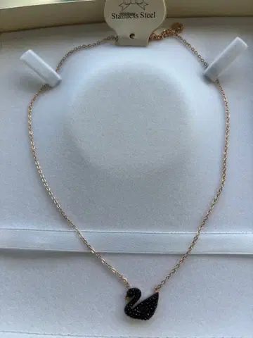 블랙 스완 모티브 목걸이