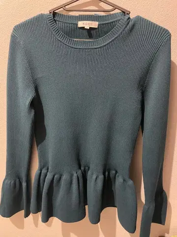 플라스테 프릴 슬리브 페플럼 스웨터