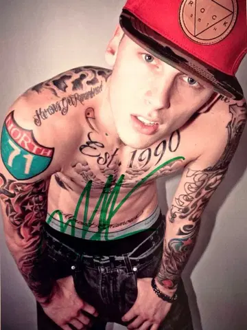 머신 건 켈리 친필 사인 2L 사이즈 사진 - 미국 래퍼 -