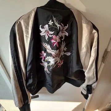 EVRIS 자수 스카잔 숏 기장 블랙 골드