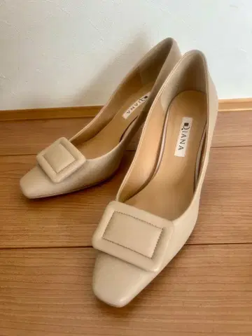 새상품급 DIANA 베이지 스퀘어토 하이힐 펌프스