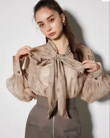 리엔다 리본 포함 베이지 긴팔 블라우스