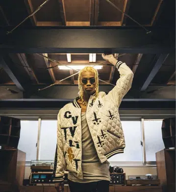 화이트 블랙 자수 스카잔