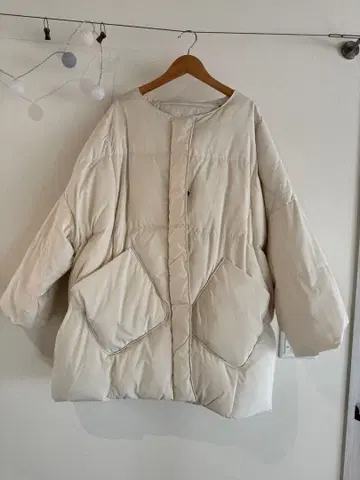 머플러 달린 다운 자켓 아이보리