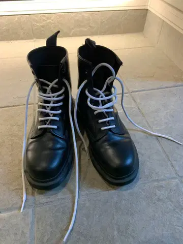 블랙 가죽 하이컷 부츠