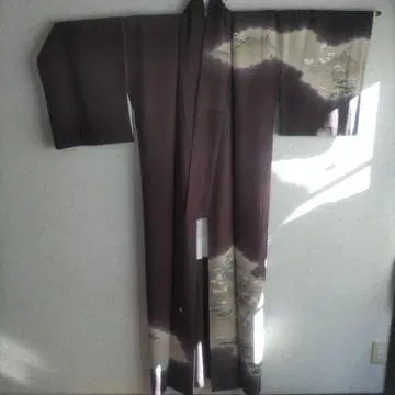 브라운색 호몬기 산과 꽃 무늬