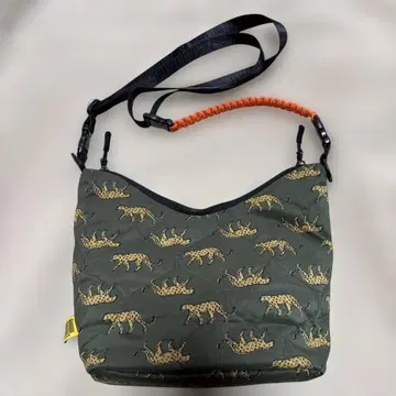 [ Kiu ] 2WAY 핸들 패디드 숄더백 미니 레오파드