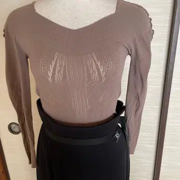 차코트 모카 브라운 V넥 상의