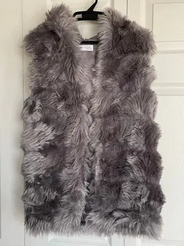 후드 부착 그레이 퍼 베스트 (새상품급)