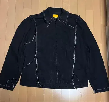 AIREI 블랙 데님 자켓 스티치 디자인