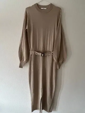 베이지 볼륨 소매 니트 원피스