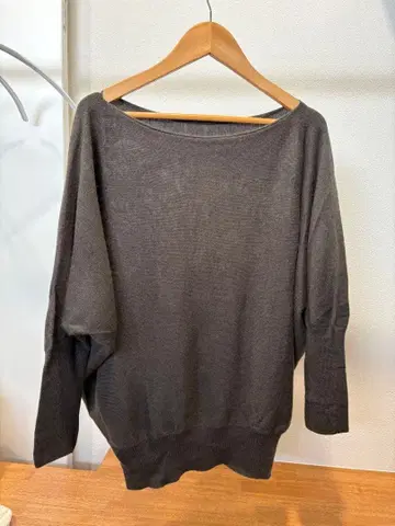 Spick and Span 다크 그레이 오프숄더 니트 스웨터