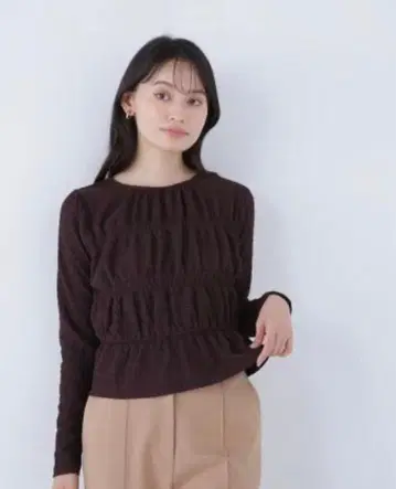 내추럴 뷰티 베이직 새상품 셔링 페플럼 티셔츠 다크 브라운