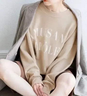 이에나 쭈리 로고 맨투맨 베이지