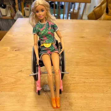 바비 휠체어 모델 후르츠 패턴