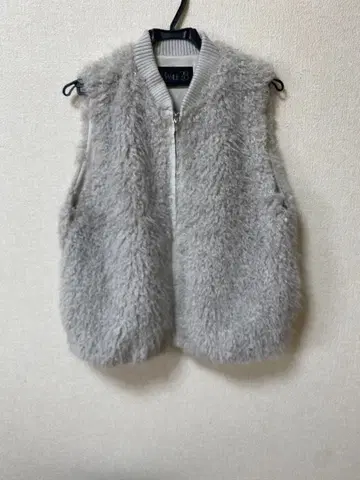 바질리 28 인조 모피 베스트