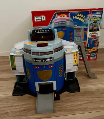 토미카 빙글빙글 변형! DX 폴리스 스테이션