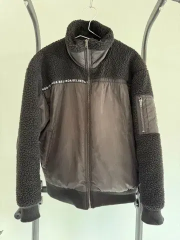 Belinda 블랙 점퍼 L 사이즈