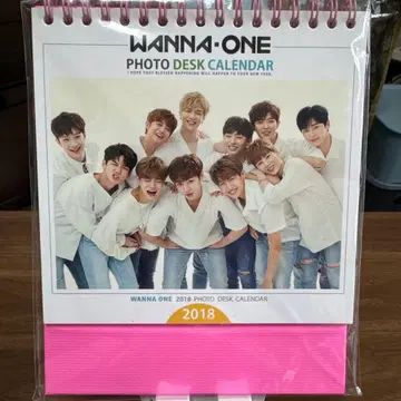 Wanna One 2018 포토 데스크 캘린더