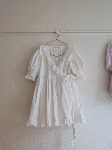 화이트 프릴 랩 미니 원피스