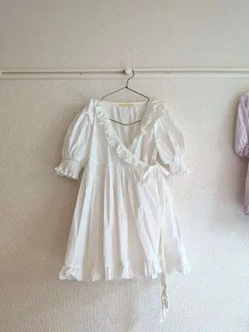 화이트 프릴 랩 미니 원피스