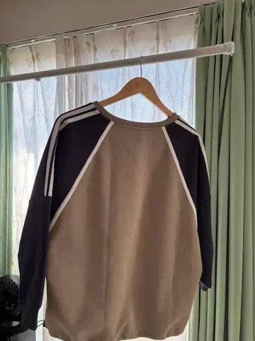 시시 베이지와 네이비 맨투맨