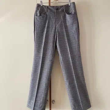 그레이 계열 체크 무늬 슬랙스