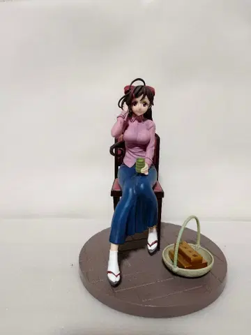 여성 캐릭터 피규어 앉아있는