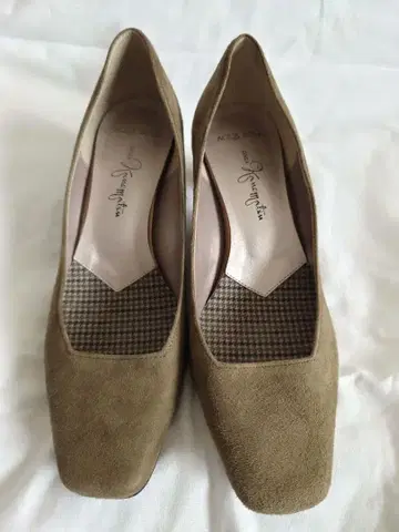 아쿠아 베일 긴자 카네마츠 펌프스 23