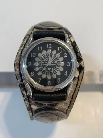 KC,S 인디언 디자인 콘초 부착 손목시계