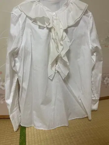 유니클로 프릴 포함 화이트 셔츠 40