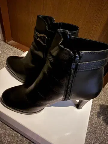 CARLO ROSSETTI 블랙 가죽 부츠