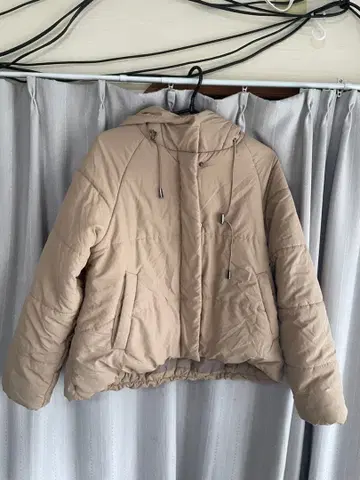 베이지 후드 부착 다운 자켓