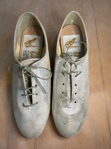 메탈릭 실버 레이스업 로퍼 미사용, 박스 있음