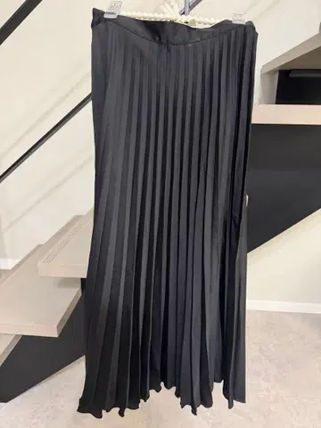 ZARA 블랙 플리츠 스커트 S 사이즈