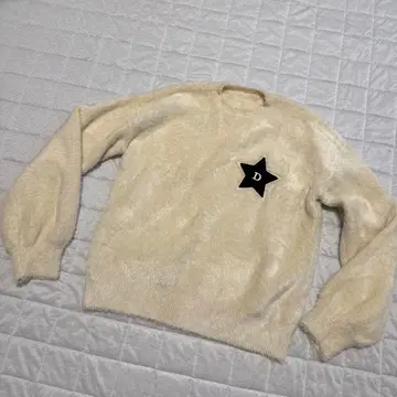 더블 스탠다드 크림색 별 모양 패치 니트 스웨터