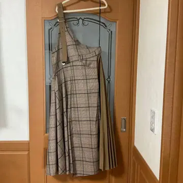 아우라 아이라 원숄더 체크 무늬 오버롤 스커트