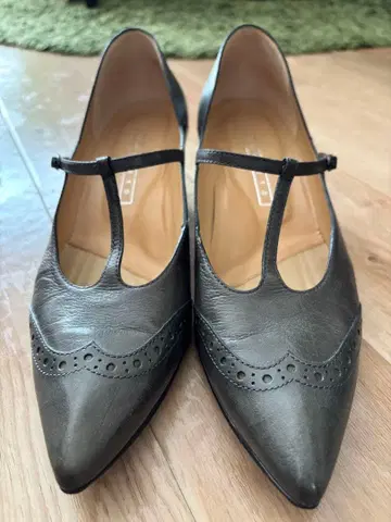 요시토 펌프스 T 스트랩 스틸레토 천연 가죽