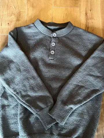 그레이 버튼 헨리넥 니트