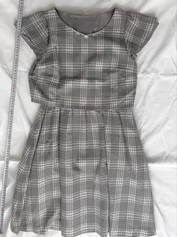 그레이 체크 무늬 반팔 원피스 무릎 기장 세미 포멀