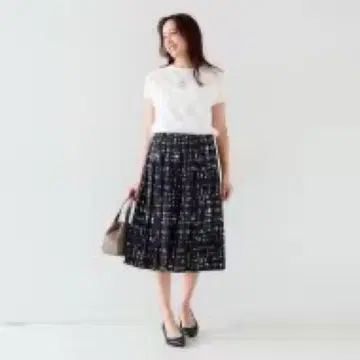 네이비 계열 기하학 패턴 플레어 스커트