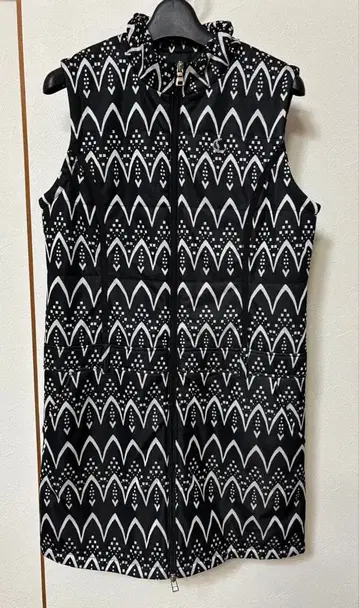 슬리브리스 충전솜 원피스 블랙 화이트 기하학 패턴