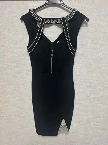 비쥬 장식 블랙 드레스