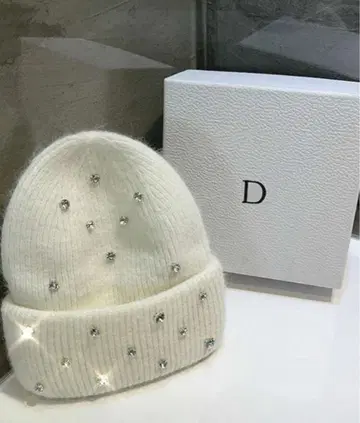 스톤 장식 화이트 니트 모자