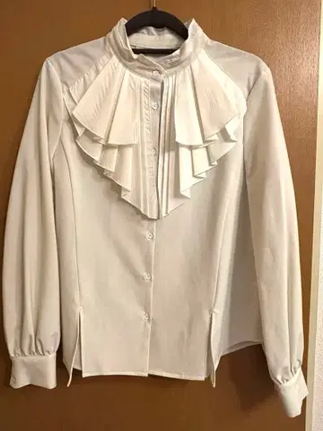 새상품급 유나이티드 도쿄 프릴 블라우스