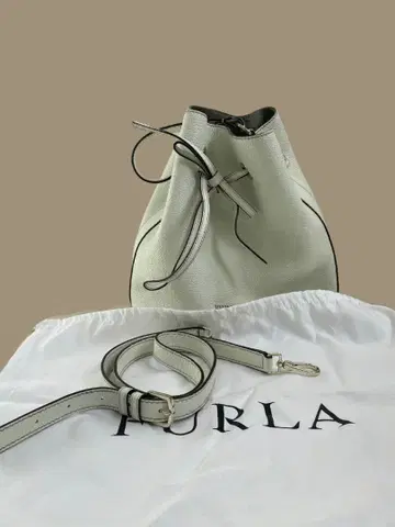 FURLA 화이트 복조리형 숄더백