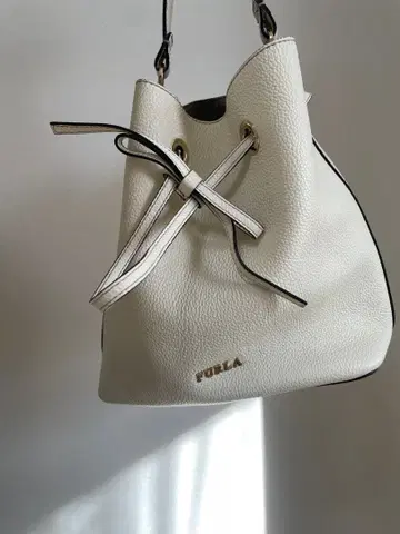 FURLA 화이트 복조리형 숄더백