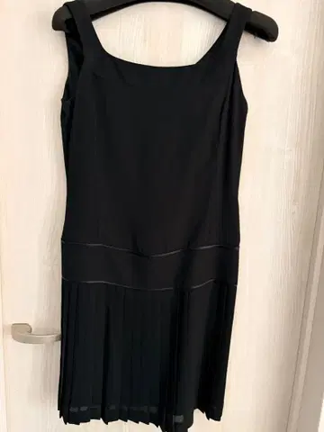 블랙 슬리브리스 무릎 기장 원피스